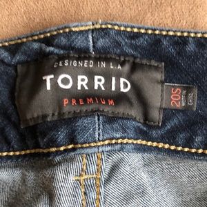 Torrid 20 SHORT dark blue distressed jeans